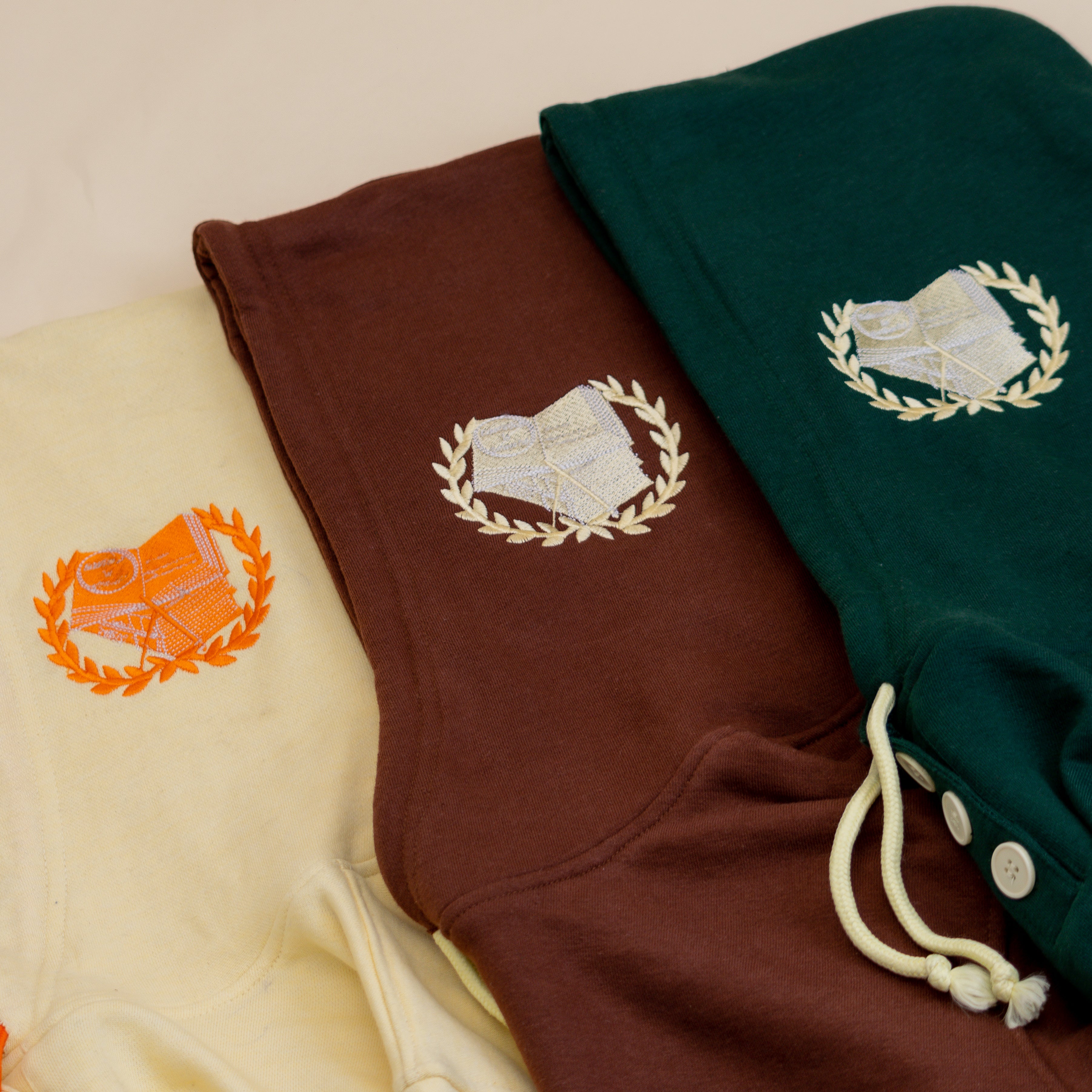 Collegiate Crest Skimmer Hood